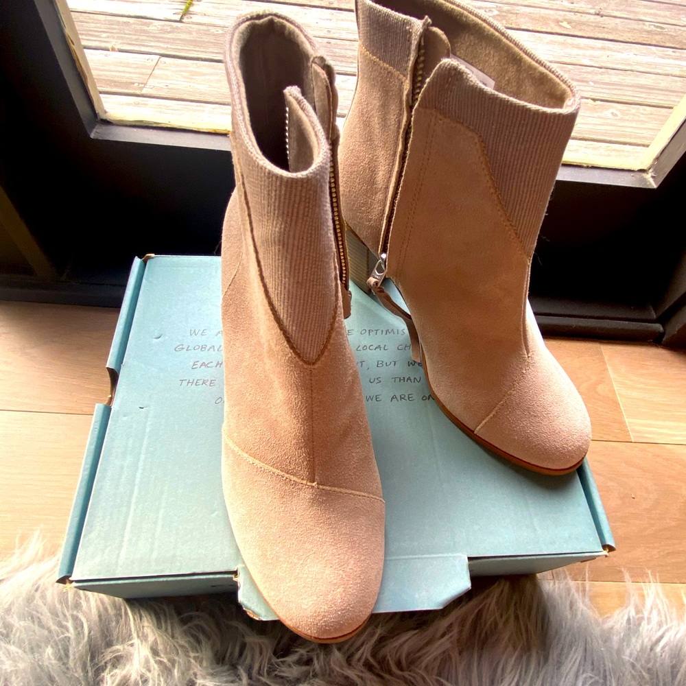 New in Box Toms Desert Taupe Suede Heritage Canvas Women's Lunata Booties sz 6
